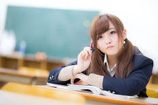 勉強で悩む学生イメージ
